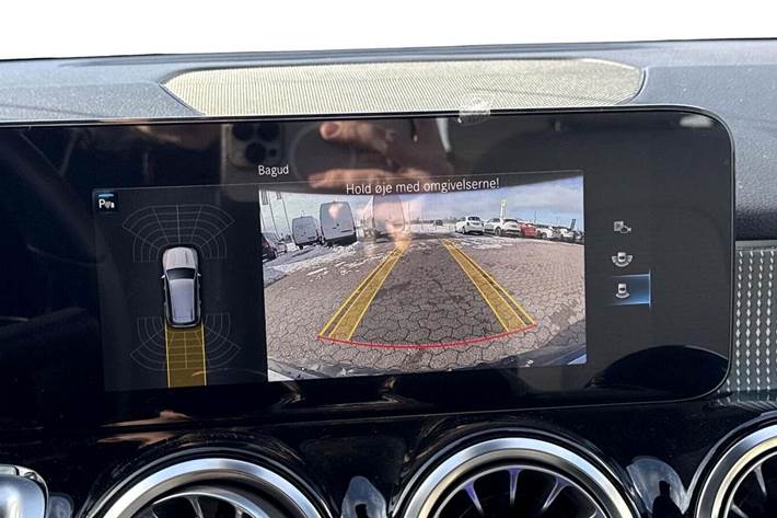 Blå Mercedes EQB250 fra 2023