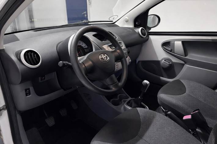 Hvid Toyota Aygo fra 2010