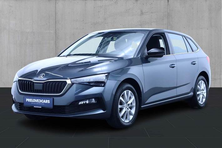 Grå Skoda Scala fra 2020 set udefra