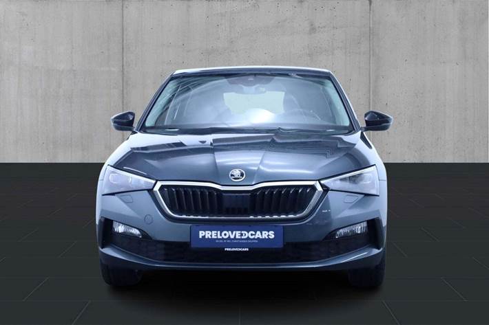 Grå Skoda Scala fra 2020