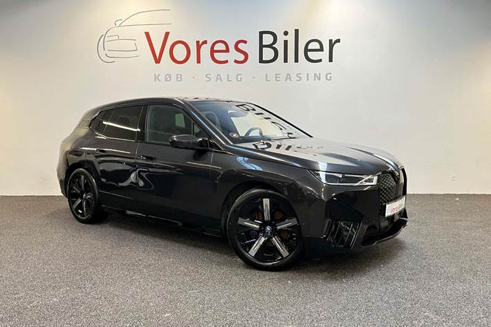 Grå BMW iX fra 2022 set udefra