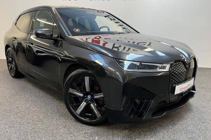 Grå BMW iX fra 2022