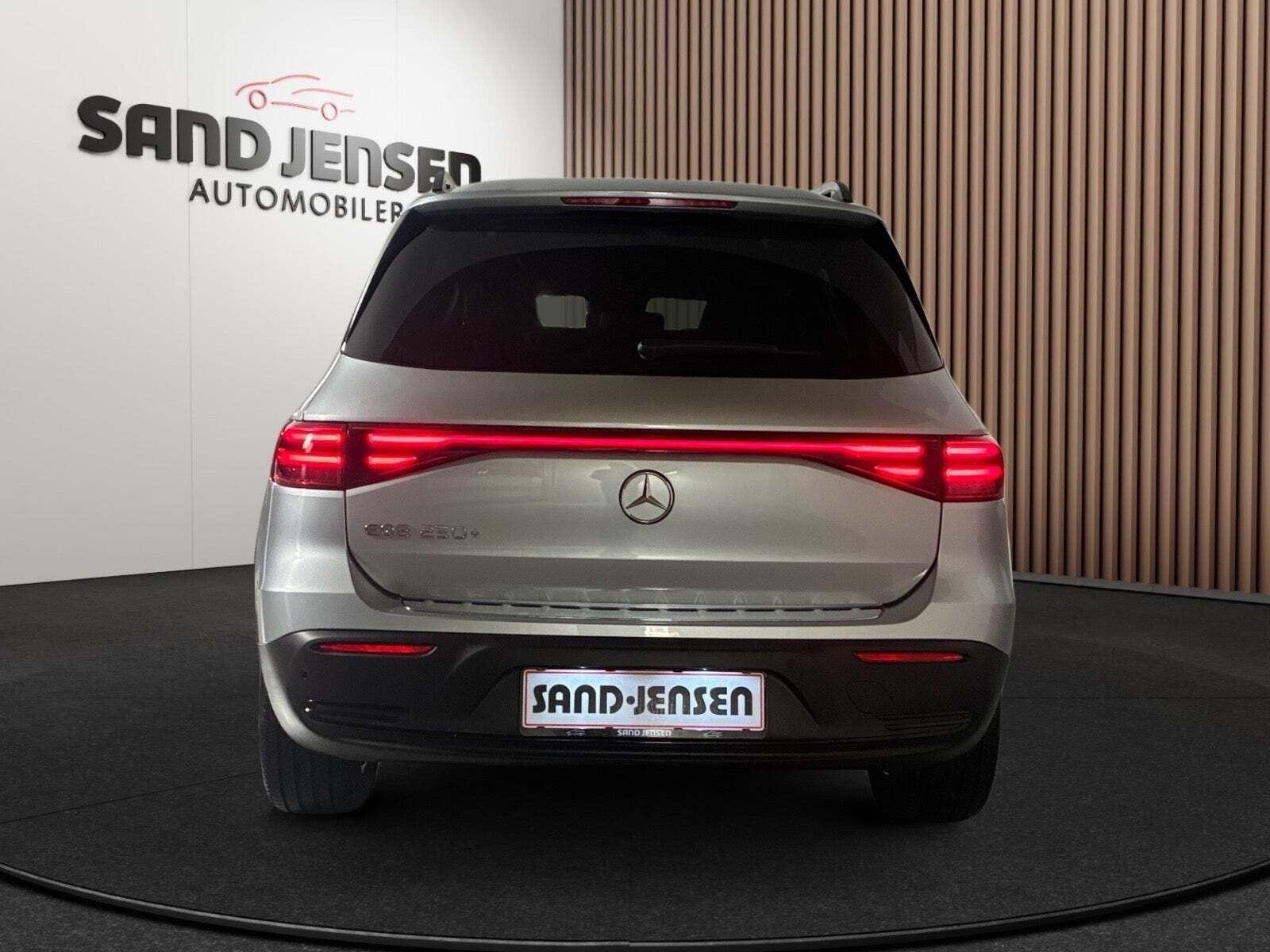 Mercedes EQB250+ Electric Art