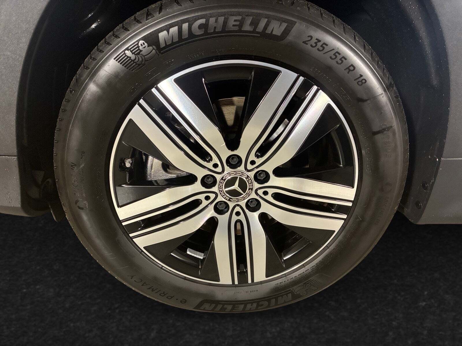 Sølv Mercedes EQB250+ fra 2025