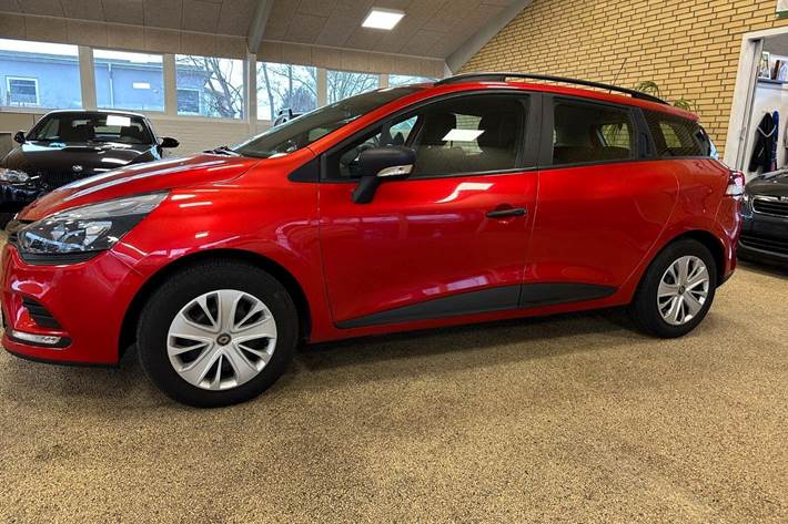 Rød Renault Clio IV fra 2017