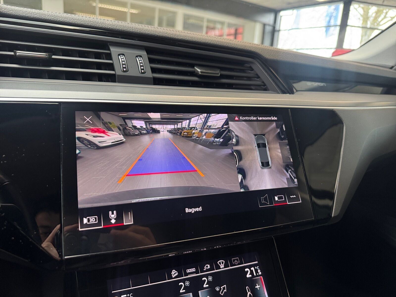 Grå Audi e-tron fra 2022