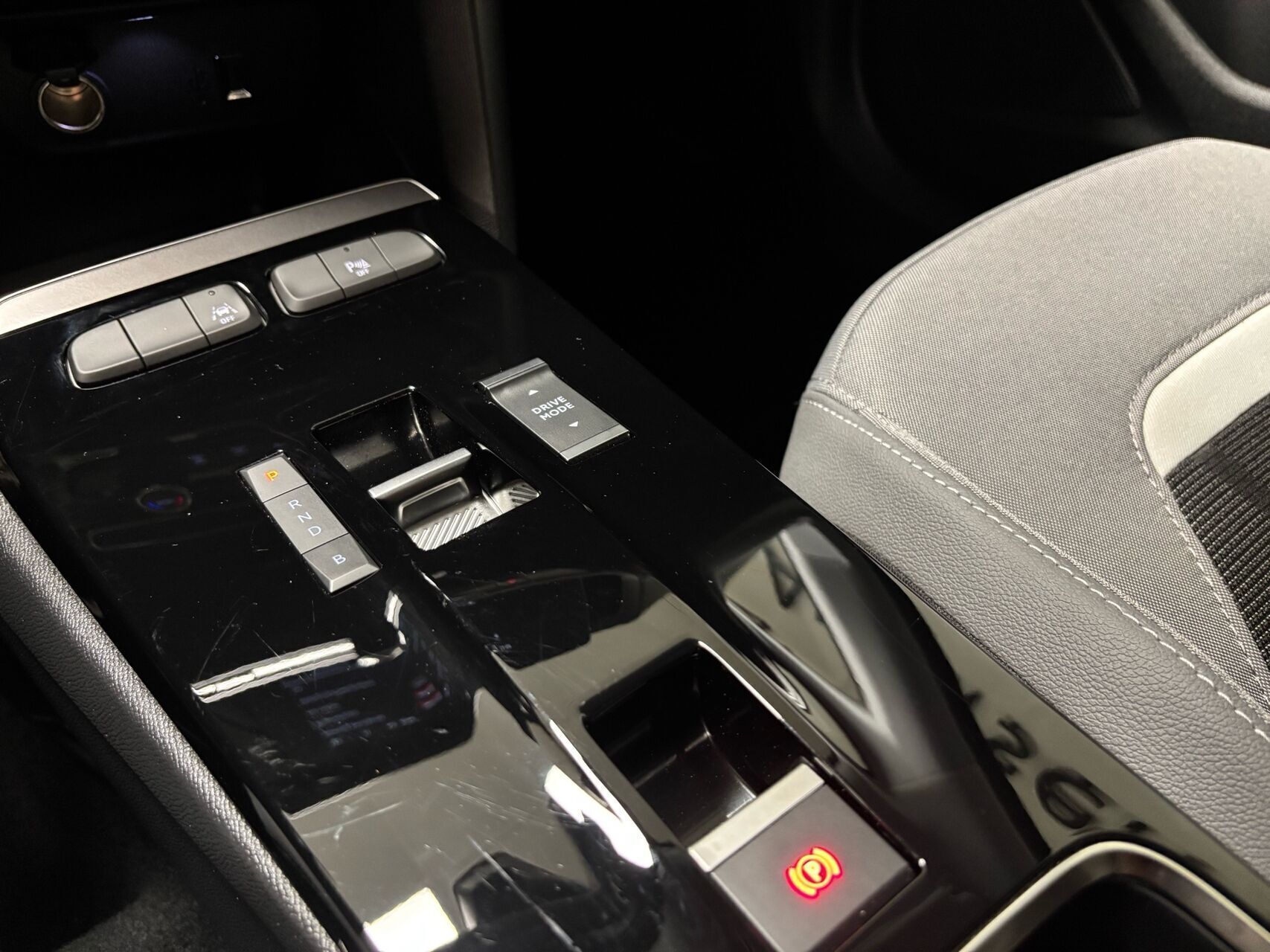 Grå Opel Mokka-e fra 2023