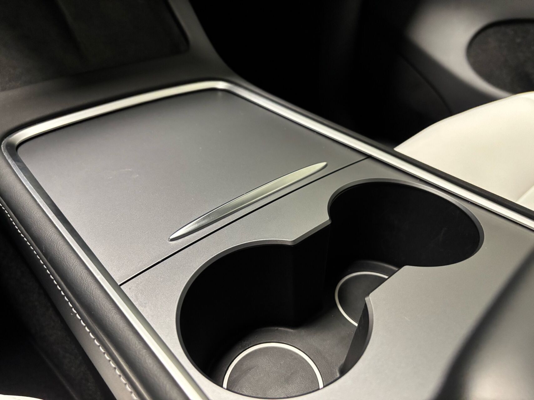 Hvid Tesla Model Y fra 2025