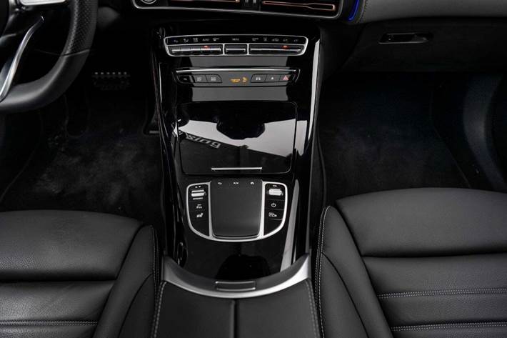 Grå Mercedes EQC400 fra 2020