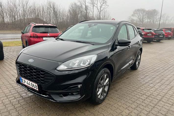 Sort Ford Kuga fra 2022 set udefra