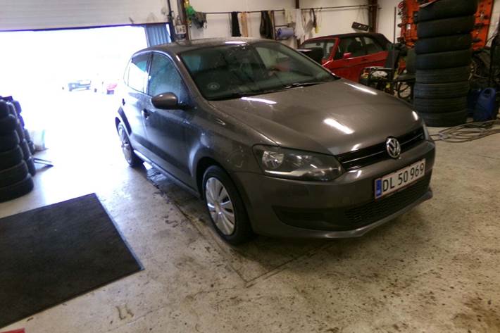 Grå VW Polo fra 2013