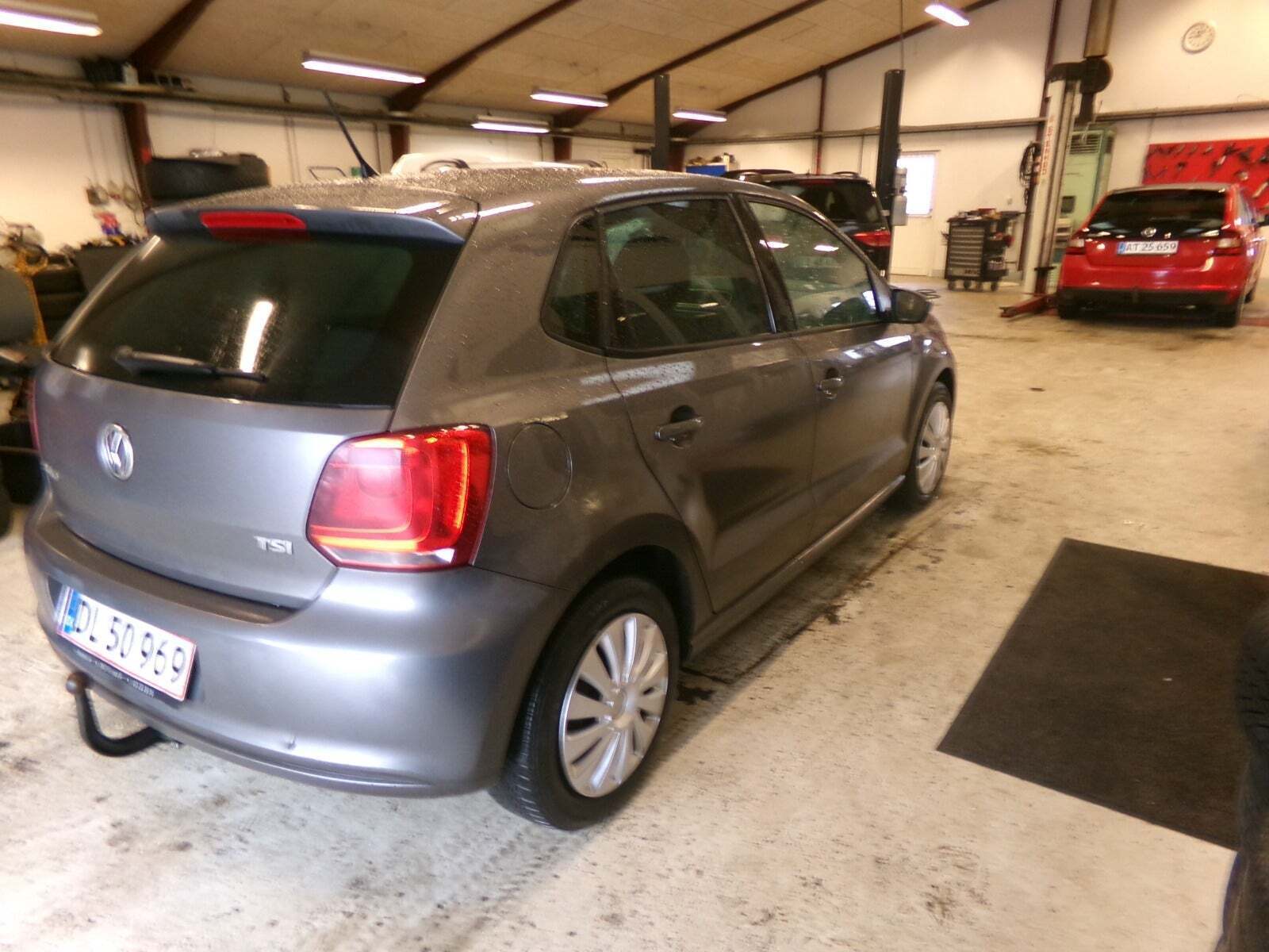 Grå VW Polo fra 2013