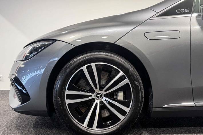 Grå Mercedes EQE300 fra 2025