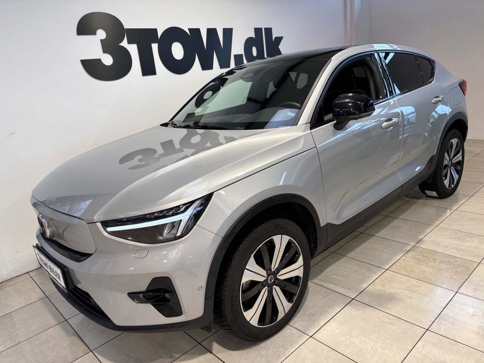 Sølv Volvo C40 fra 2023 set udefra