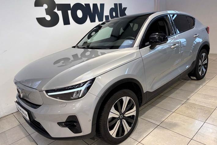 Sølv Volvo C40 fra 2023 set udefra