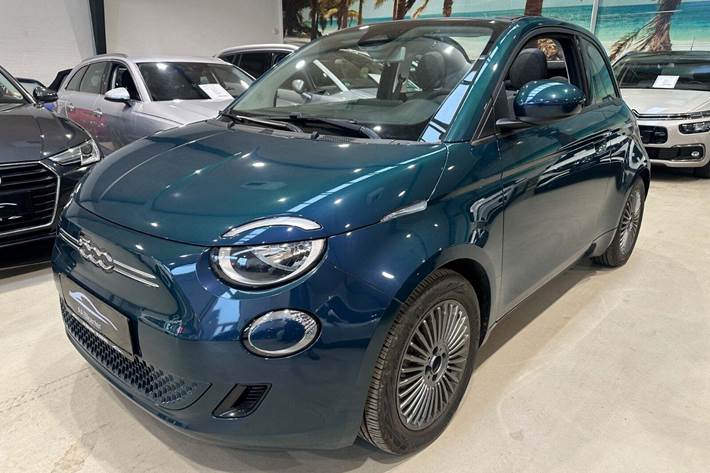 Grøn Fiat 500e fra 2022 set udefra