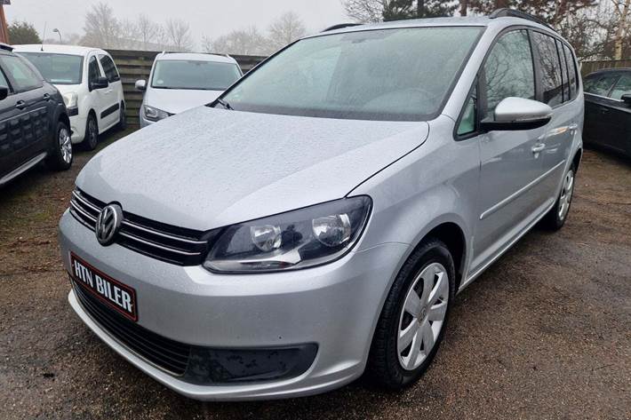 Sølv VW Touran fra 2014 set udefra