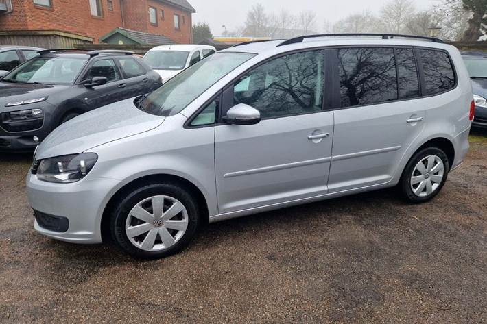 Sølv VW Touran fra 2014