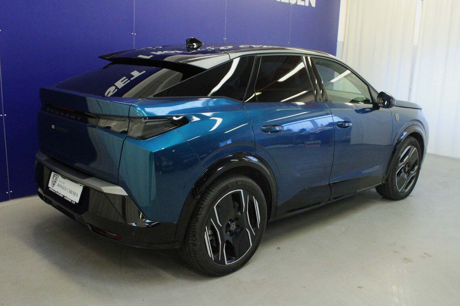 Blå Peugeot e-3008 fra 2025