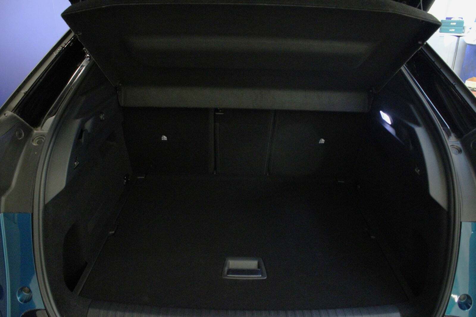 Blå Peugeot e-3008 fra 2025