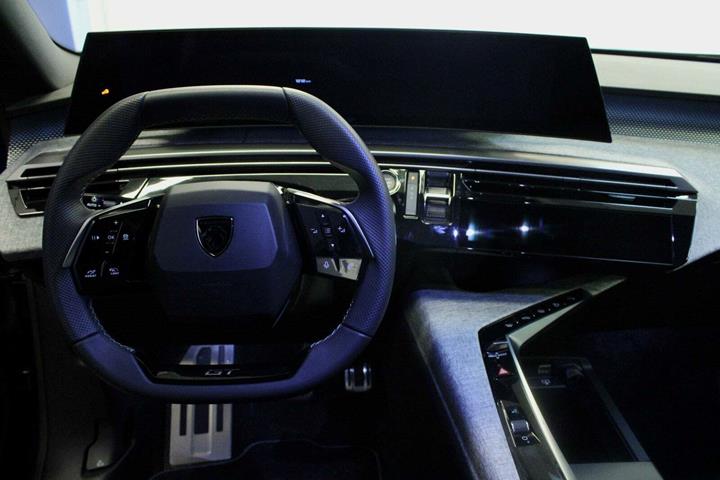 Blå Peugeot e-3008 fra 2025