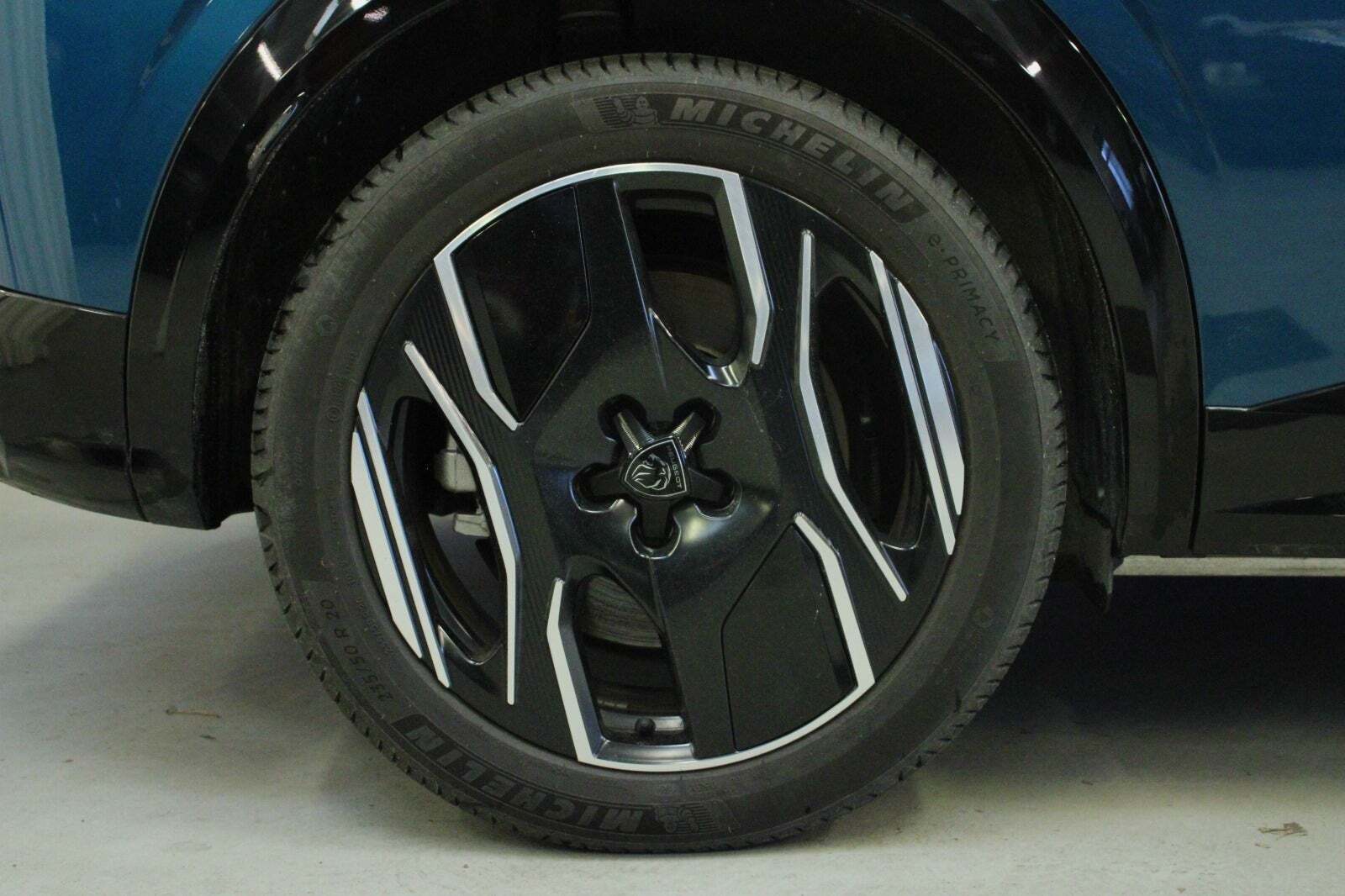 Blå Peugeot e-3008 fra 2025