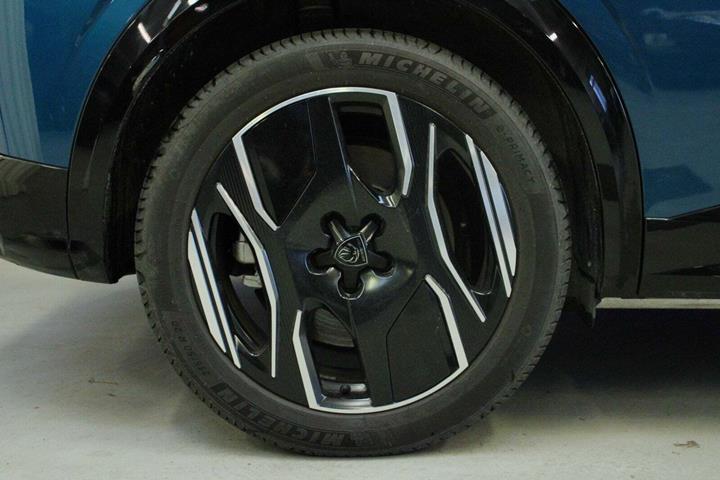 Blå Peugeot e-3008 fra 2025