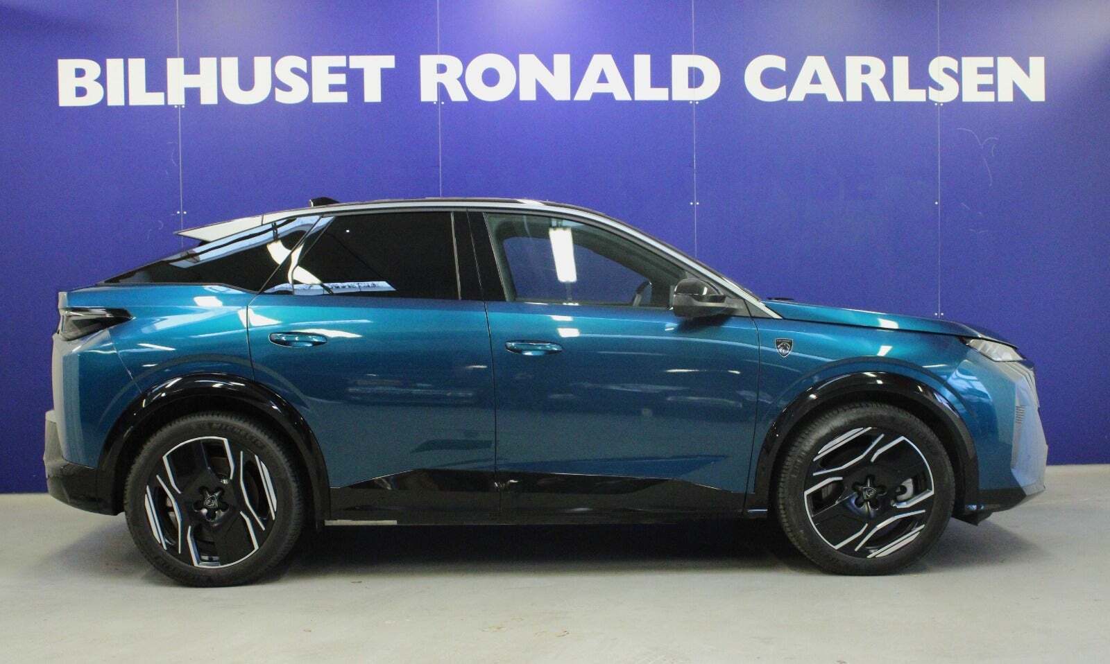 Blå Peugeot e-3008 fra 2025