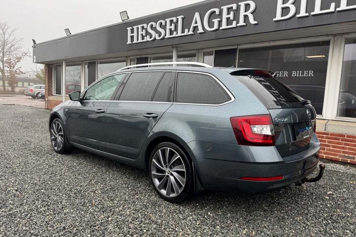 Grå Skoda Octavia fra 2019