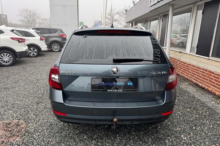 Grå Skoda Octavia fra 2019