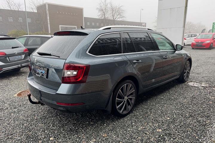Grå Skoda Octavia fra 2019