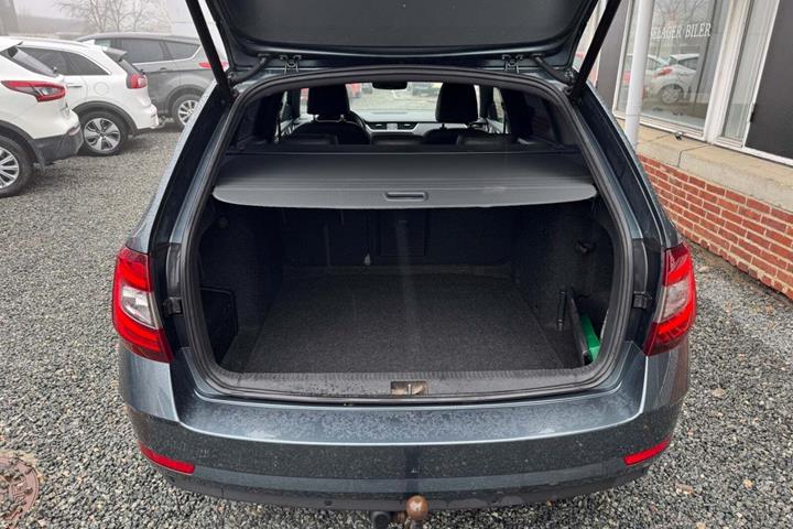 Grå Skoda Octavia fra 2019