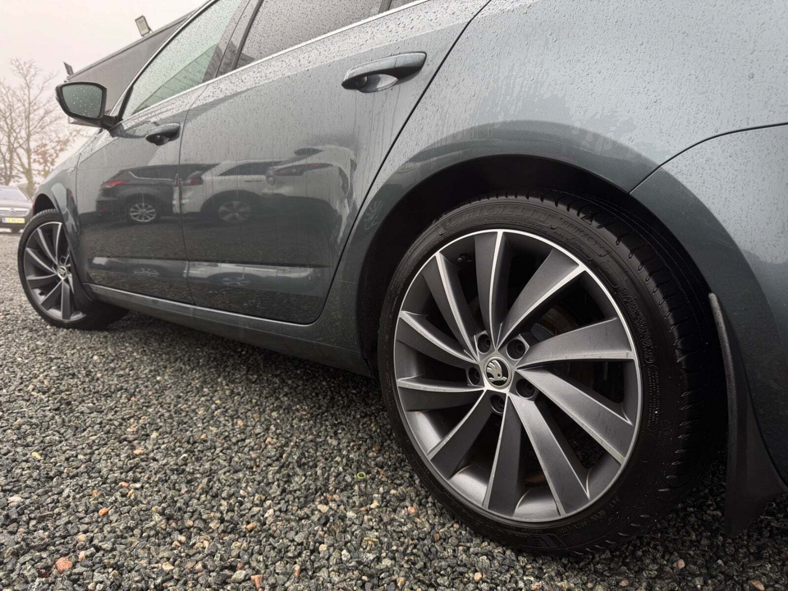 Grå Skoda Octavia fra 2019