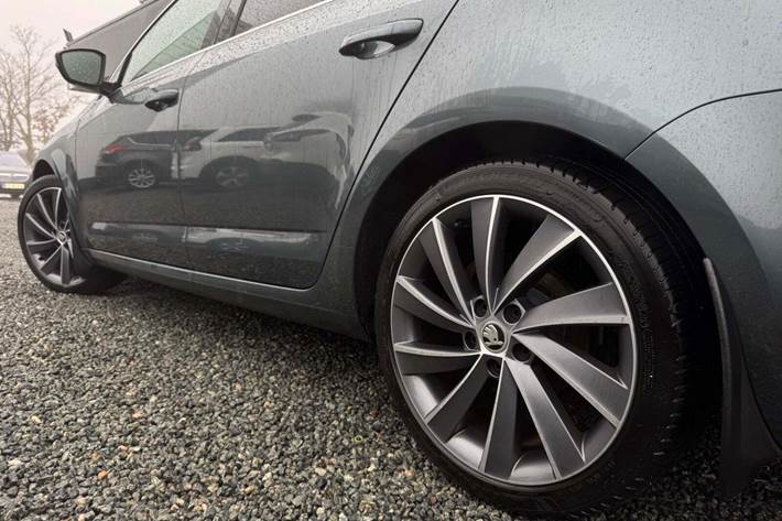 Grå Skoda Octavia fra 2019