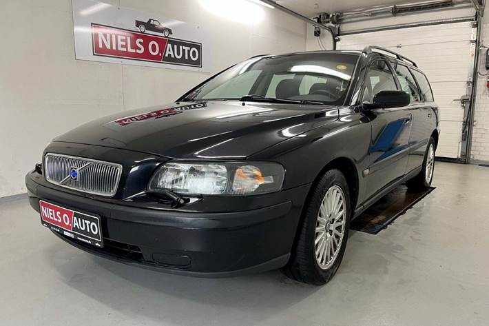 Sort Volvo V70 fra 2003 set udefra