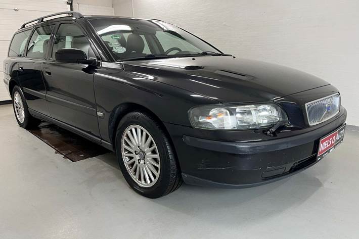 Sort Volvo V70 fra 2003 set udefra