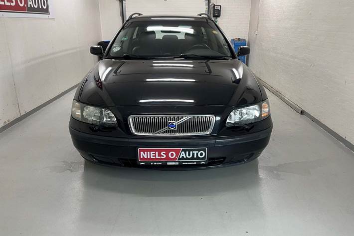 Sort Volvo V70 fra 2003 set udefra