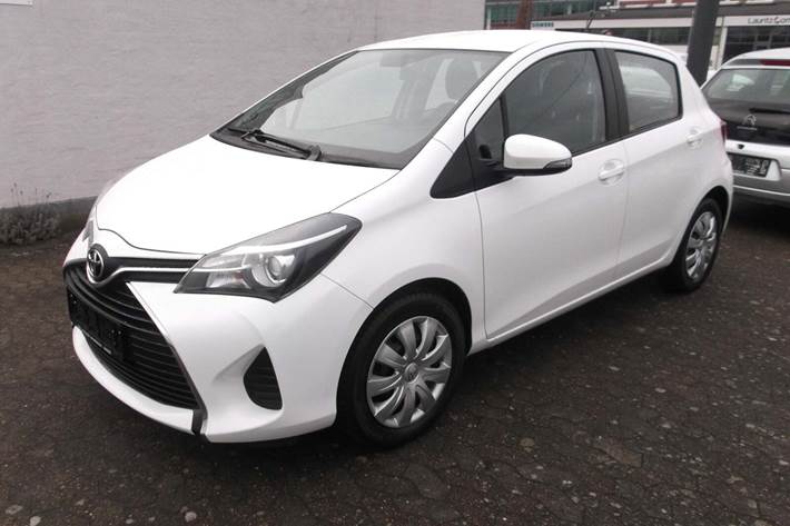 Hvid Toyota Yaris fra 2016 set udefra
