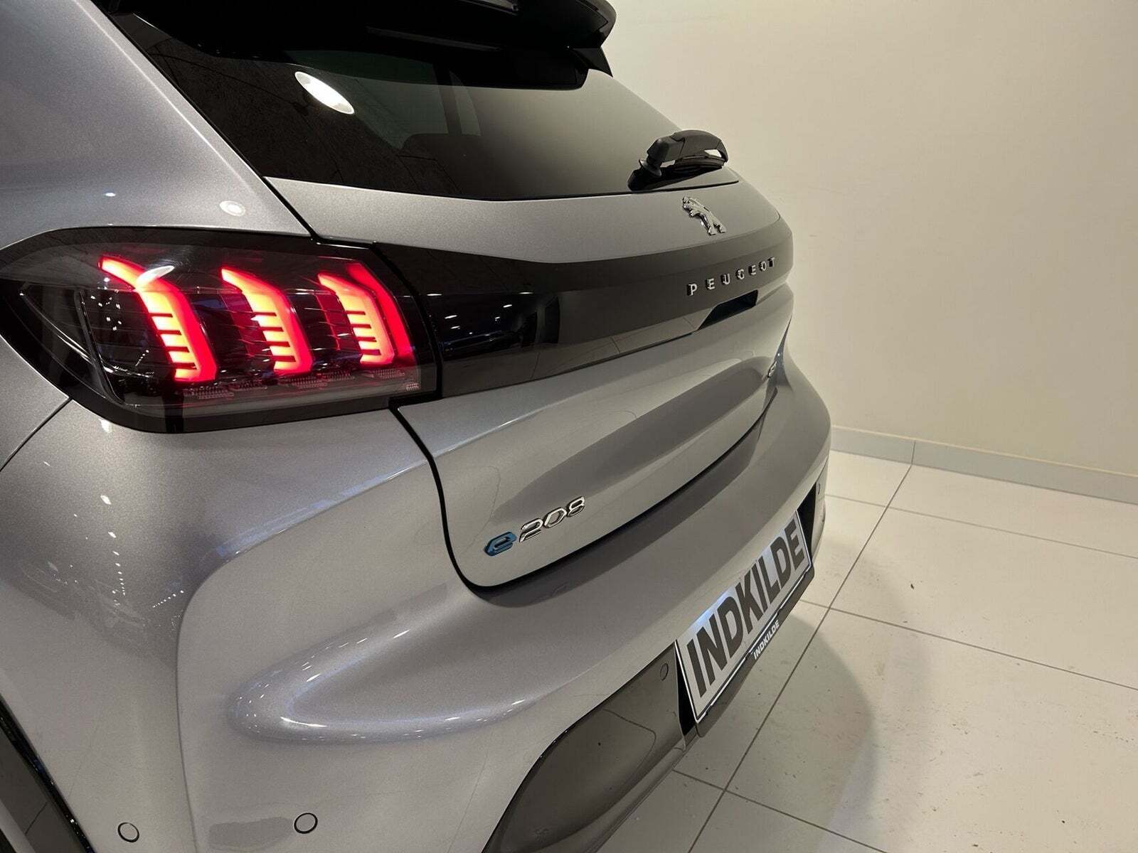 Grå Peugeot e-208 fra 2022
