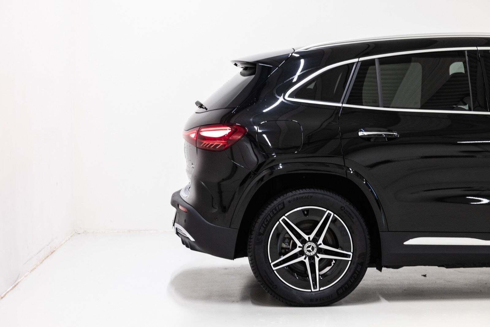 Sort Mercedes EQA350 fra 2025