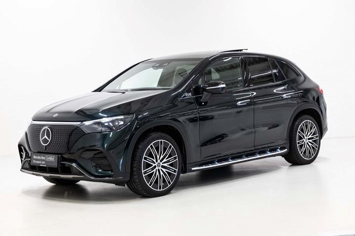 Grøn Mercedes EQE350 SUV fra 2025 set udefra