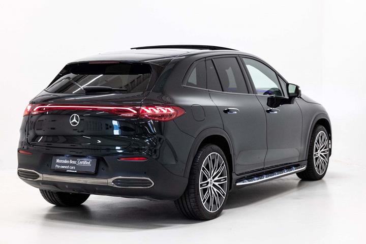 Grøn Mercedes EQE350 SUV fra 2025