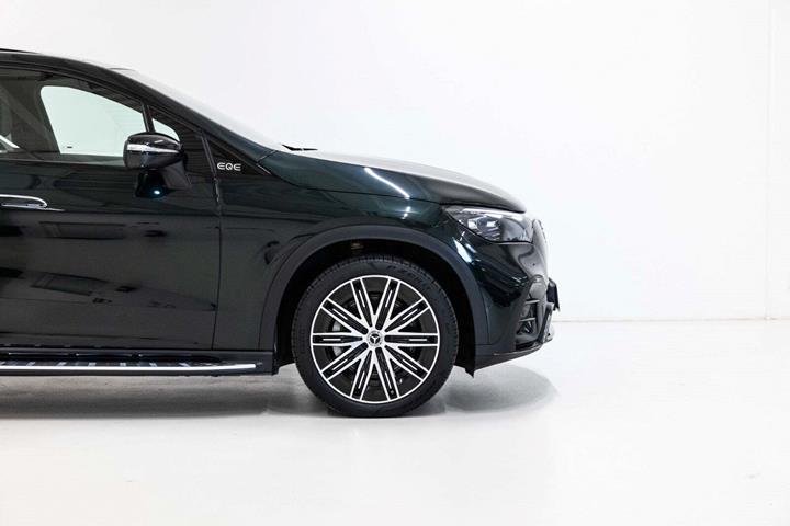 Grøn Mercedes EQE350 SUV fra 2025