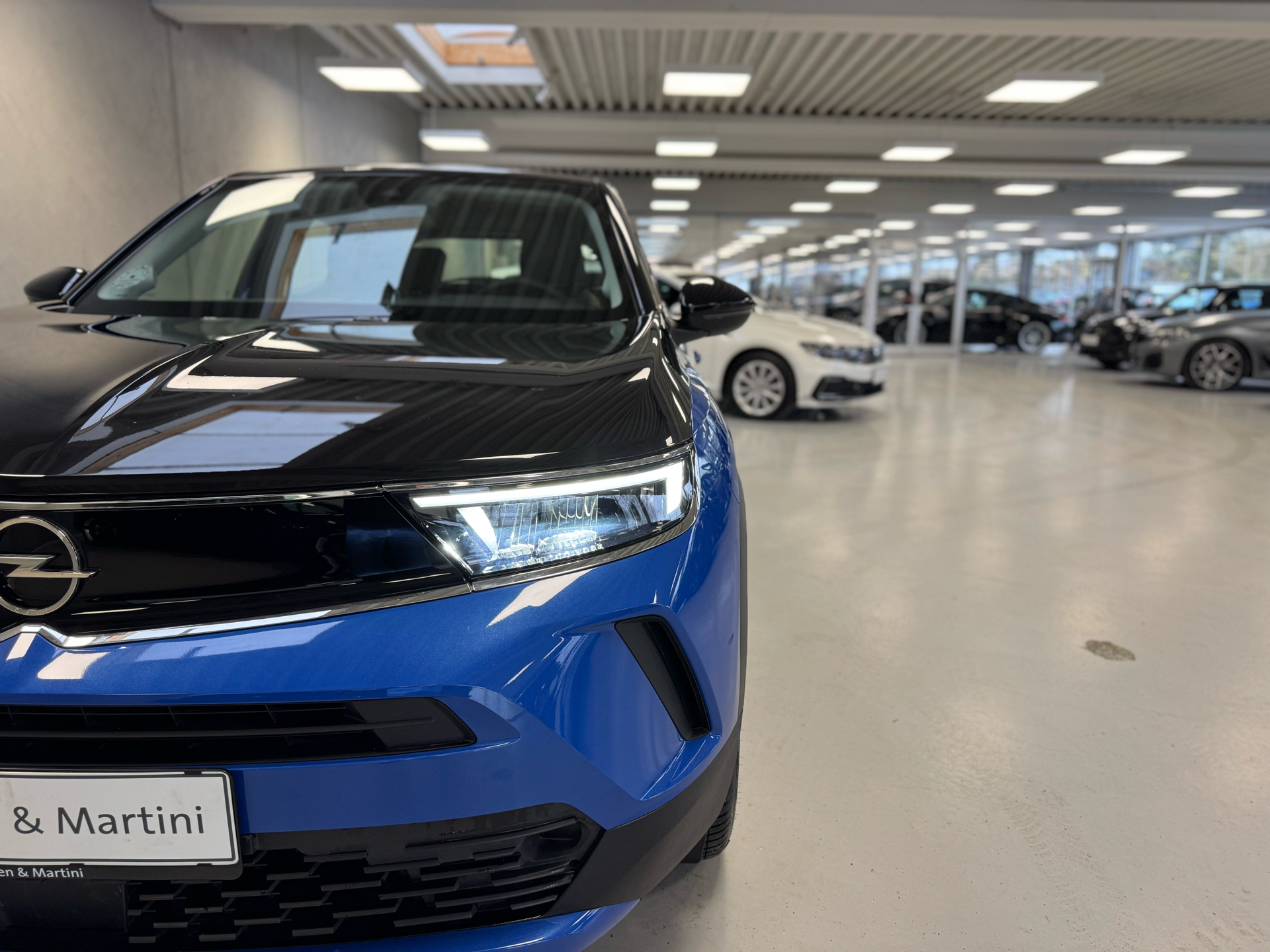 Blå Opel Mokka-e fra 2024