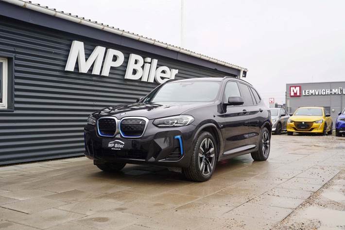 Grå BMW iX3 fra 2023 set udefra