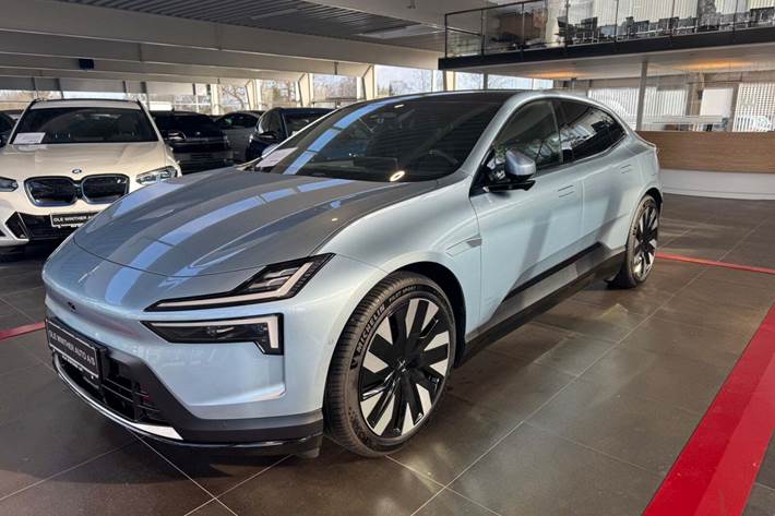 Blå Polestar 4 fra 2024 set udefra