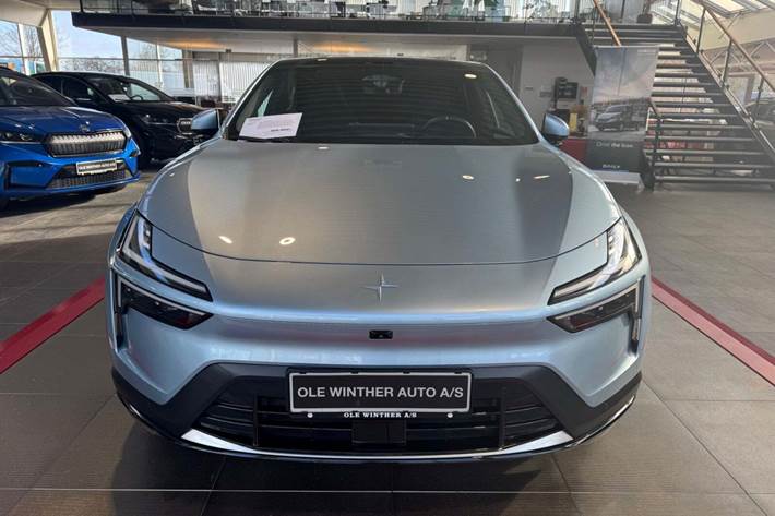 Blå Polestar 4 fra 2024