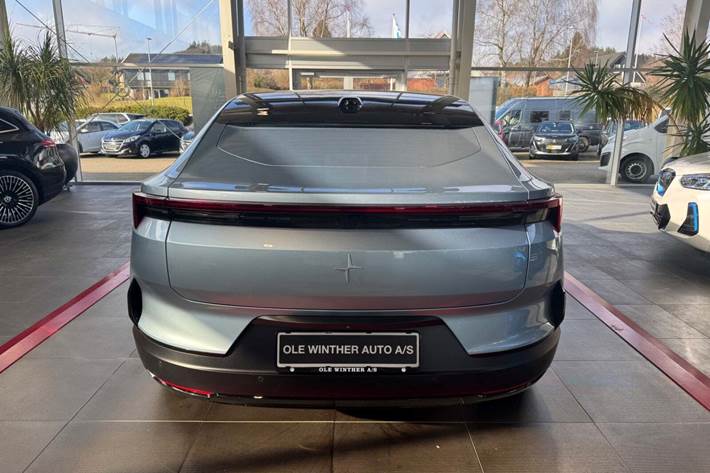 Blå Polestar 4 fra 2024