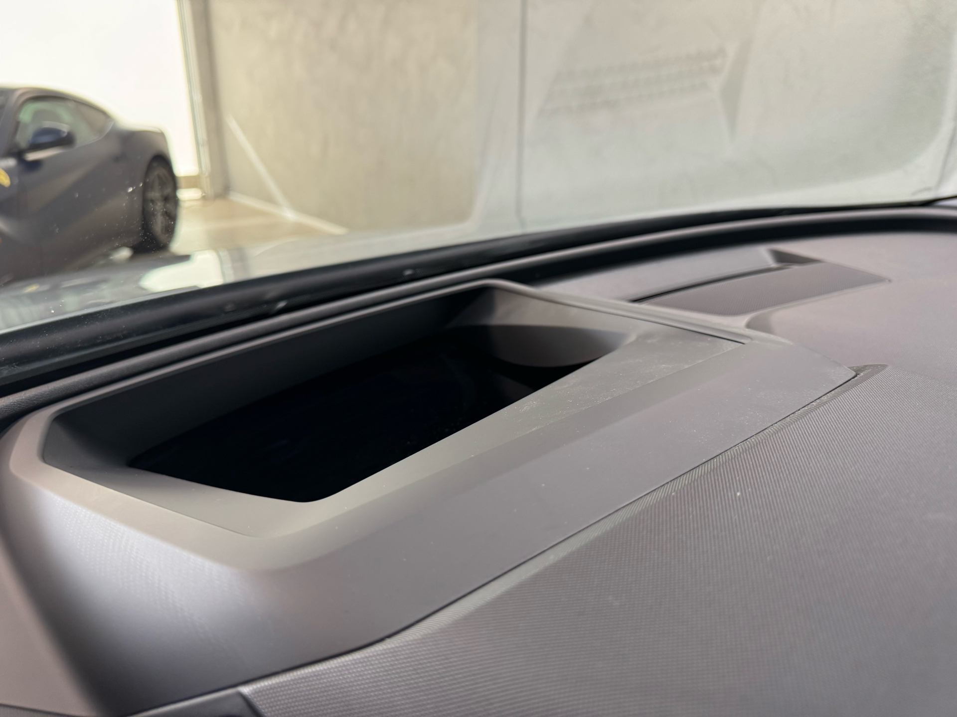 Grå Audi Q4 fra 2024