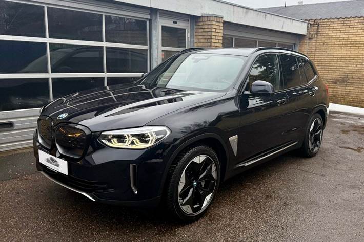 Sort BMW iX3 fra 2021 set udefra
